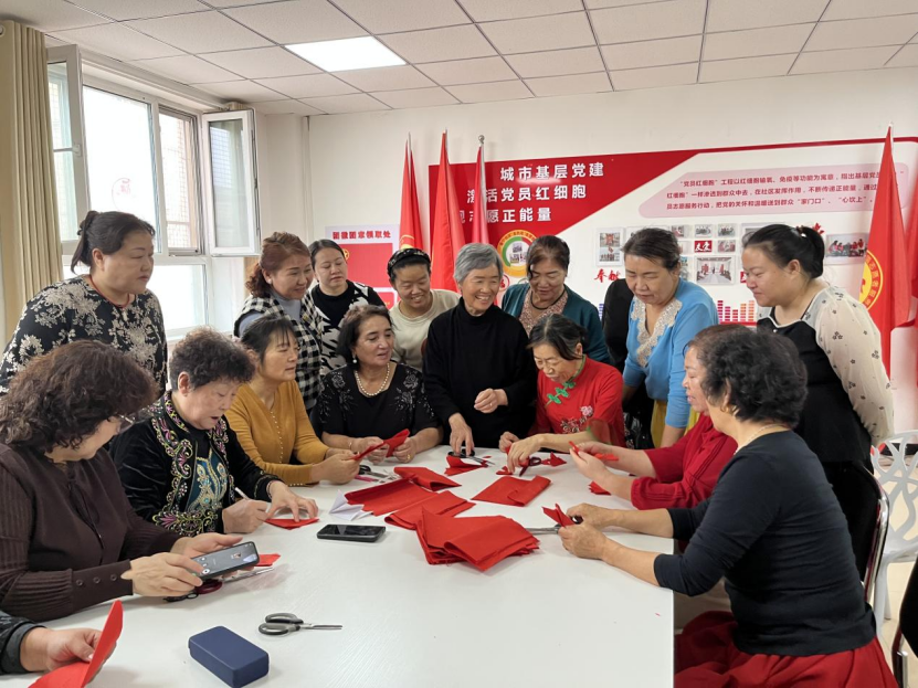 剪韻繪同心 康寧社區鄰里圍坐，巧手共剪幸福圖